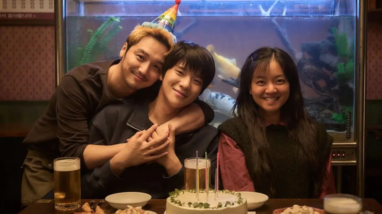 Pavane (Feb 20, Netflix)
Based on the popular novel Pavane for a Dead Princess by Park Min-gyu, the film is a poignant exploration of beauty, self-worth, and human connection